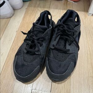 Women’s black Nike Huarache size 8
